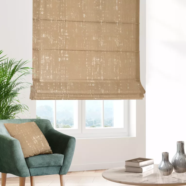 Roleta rzymska beżowo złocista z miękkiej tkaniny o strukturze weluru z połyskliwym nadrukiem