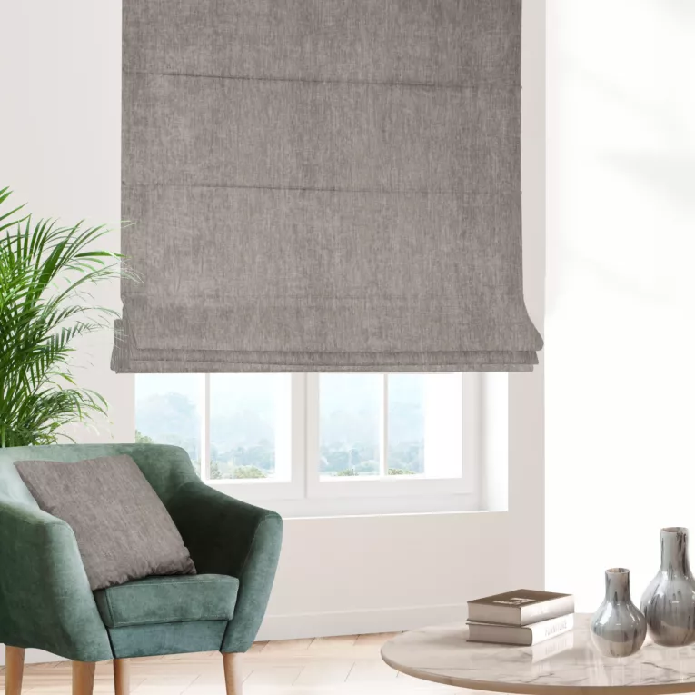 Roleta rzymska szara z tkaniny o szenilowej strukturze