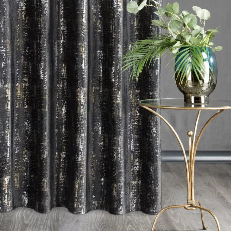 Zasłona welwetowa zdobiona nieregularnym srebrnym nadrukiem