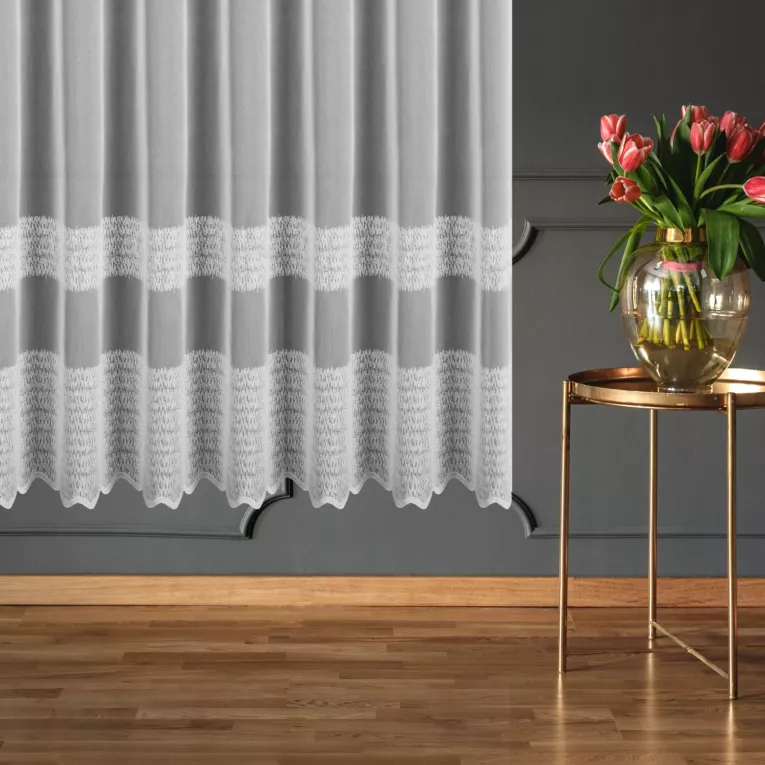 Firana szyta na taśmie fala biała z matowej tkaniny z efektem deszczyku zdobionej haftem w formie poziomych pasów