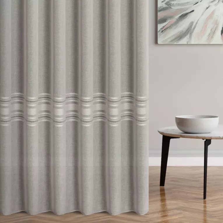 Firana szyta na przelotkach beżowa z matowej tkaniny o naturalnym wyglądzie z ażurowymi pasami, wykończona obciążnikiem