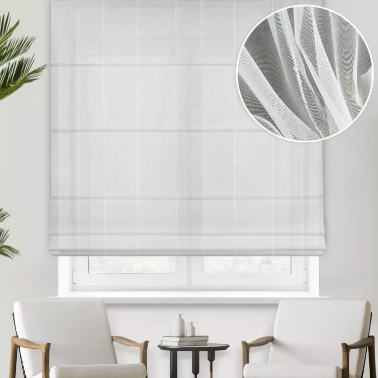 Roleta rzymska biało beżowa w stylu eko, z efektem deszczyku, zdobiona pionowymi paseczkami, wykończona obciążnikiem