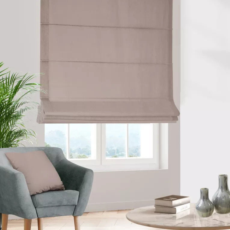 Roleta rzymska jasnoróżowa z miękkiej półmatowej tkaniny welwetowej
