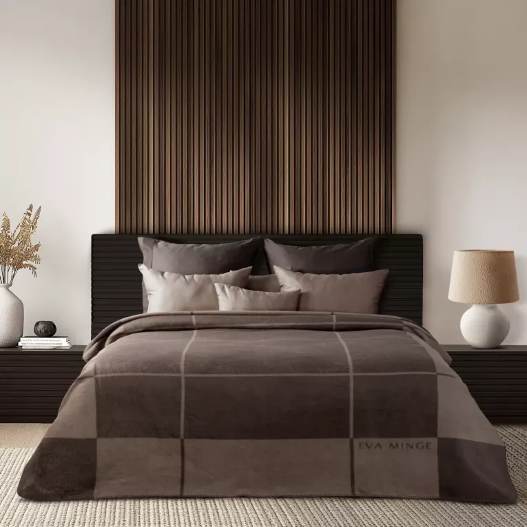 Koc bawełniano-akrylowy 220x240 cm brązowo, ciemnobeżowy z geometrycznym nadrukiem ELEGANTE Eva Minge