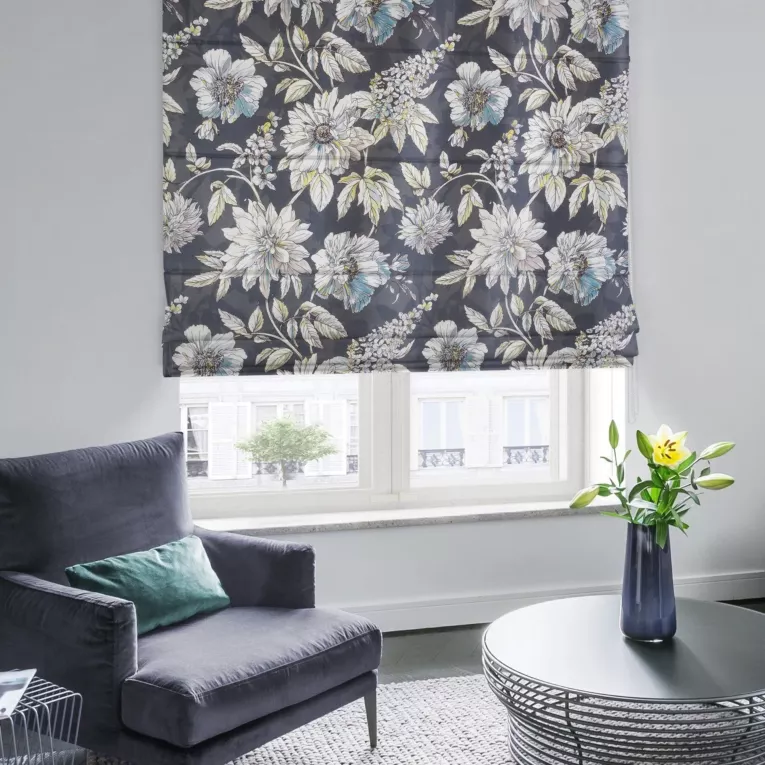 Roleta rzymska MISHA grafitowo biała z miękkiej tkaniny typu blackout drukowanej w nowoczesny kwiatowy wzór