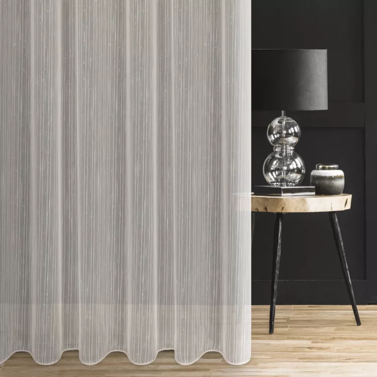 Firana szyta na flexach kremowa z tkaniny w pionowe, cienkie pasy, wykończona obciążnikiem