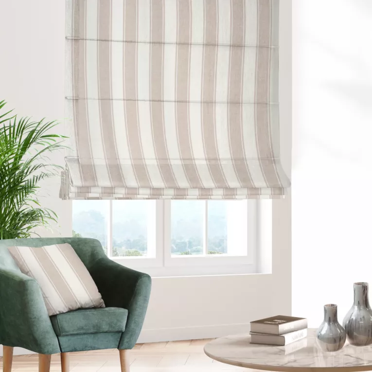 Roleta rzymska kremowo beżowa z tkaniny o naturalnym splocie z nadrukowanym wzorem w pasy