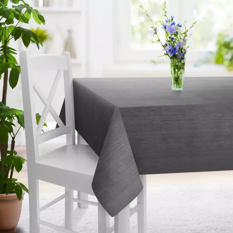 Obrus szyty grafitowy z tkaniny welwetowej w pionowe prążki, wykończona obciążnikiem