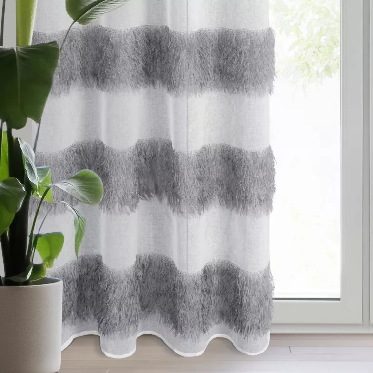 Firana biało, srebrna z etaminy zdobiona moherową nicią 140x250 cm przelotka MARGARET