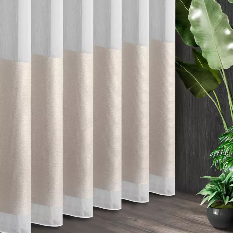 Tkanina firanowa  aden z efektem deszczyku, zakończona szerokim pasem złożonym z drobnych pasków