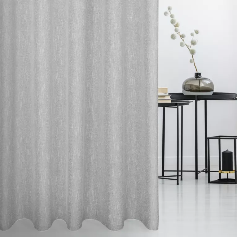 Zasłona szyta na taśmie 5 cm srebrna z tkaniny o naturalnym splocie z efektem bukli, wykończona obciążnikiem