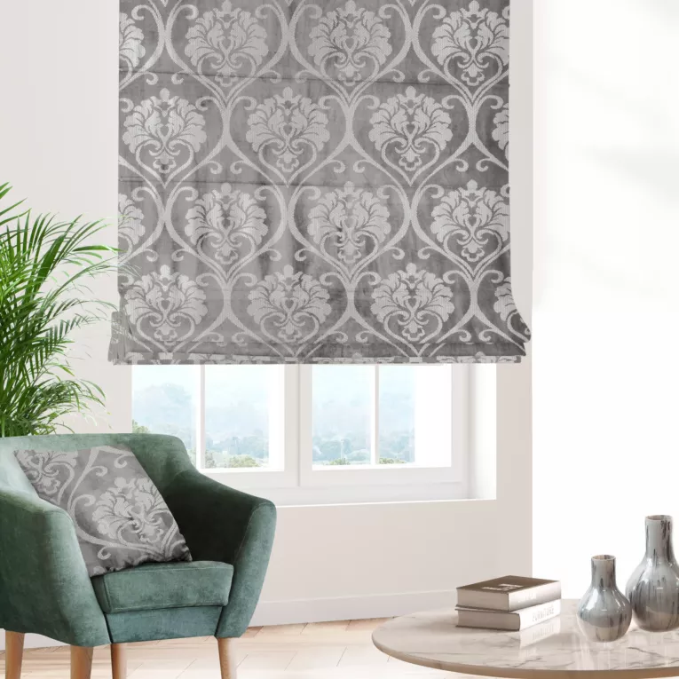 Roleta rzymska stalowo srebrzysta z miękkiej tkaniny welwetowej z ornamentowym błyszczącym nadrukiem