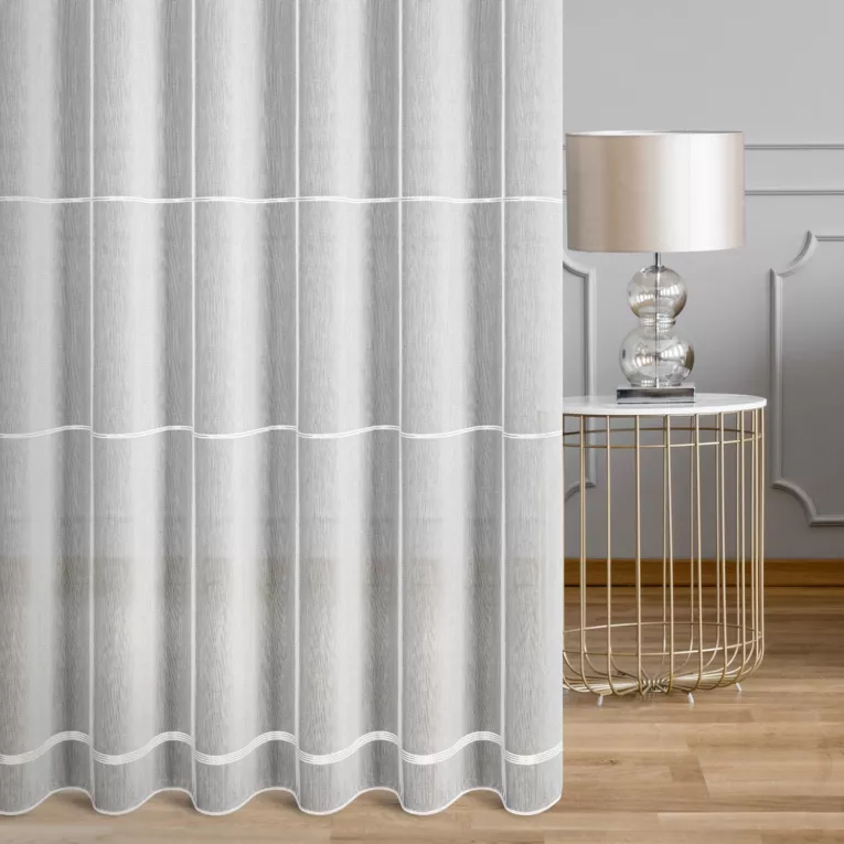 Firana szyta na taśmie 5 cm biało srebrna z delikatnej etaminy zdobionej cienkimi błyszczącymi pasami, wykończonej obciążnikiem
