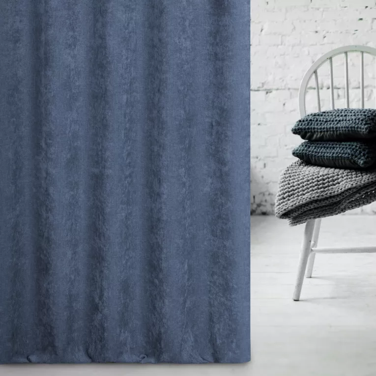 Zasłona szyta na taśmie 5 cm ciemnoniebieska miękka, szenilowa tkanina o wyraźnym splocie i delikatnym połysku