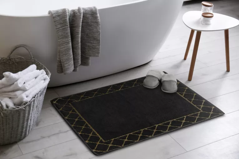 Dywanik łazienkowy MARTHA z bawełny, dobrze chłonący wodę z geometrycznym wzorem wykończony błyszczącą nicią