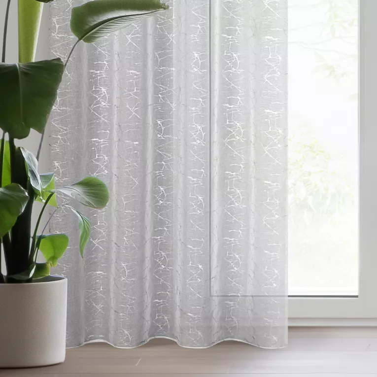 Firana biała z lekkiej etaminy ze srebrnym marmurkowym nadrukiem 140x250 cm przelotka REVA