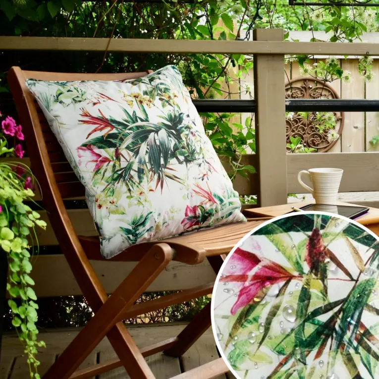 Poszewka na poduszkę 45x45 cm z tkaniny wodoodpornej biało, zielona idealna na taras oraz balkon zdobina wzorem kwiatowym GARDEN