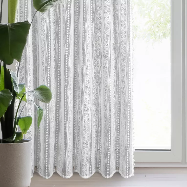 Zasłona biała zdobiona subtelnymi chwostami, ażurowa 140x270 cm taśma ADORA