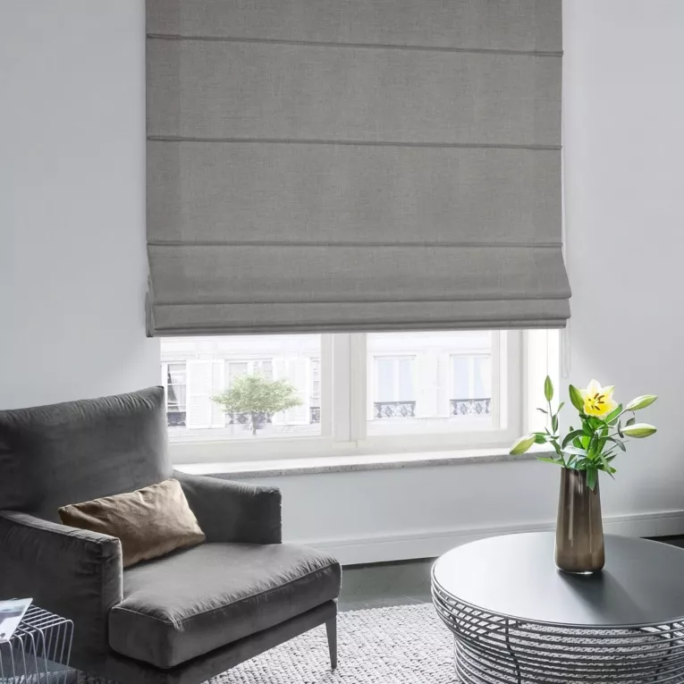 Roleta rzymska LOVELY beżowa z widocznym ozdobnym splotem, o naturalnym charakterze