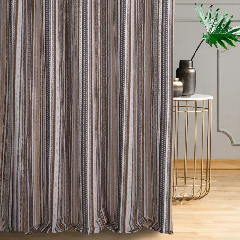 Zasłona szyta na taśmie 5 cm brązowo popielata z grubej, gobelinowej tkaniny o wzorze w pasy, zawiera 50% bawełny