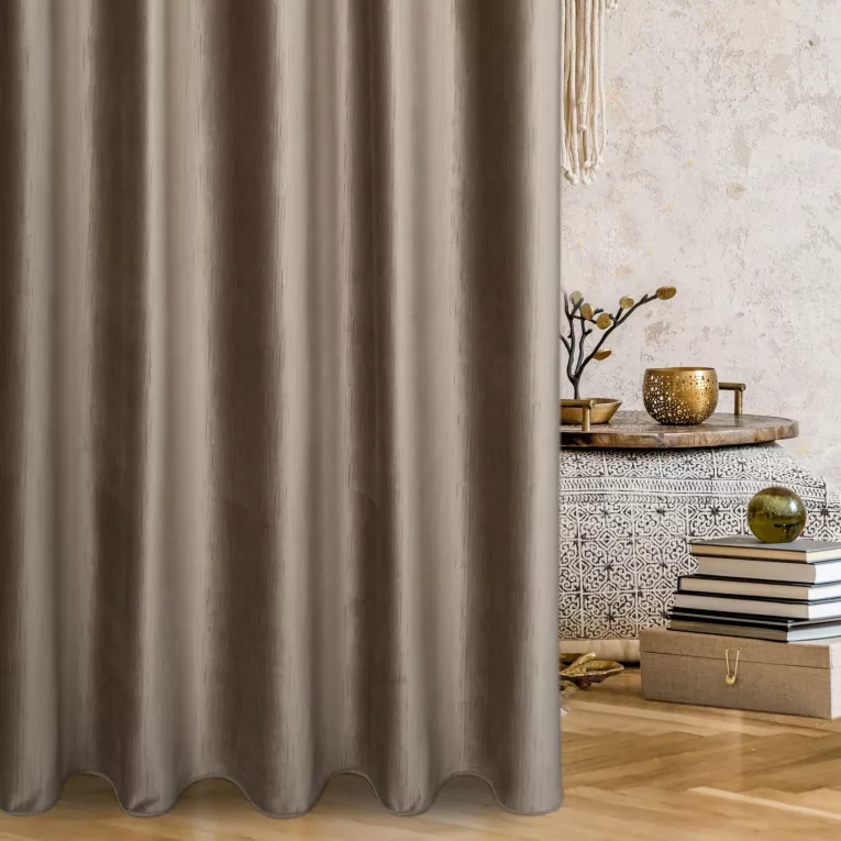 Zasłona szyta na taśmie 5 cm jasnobrązowa z tkaniny welwetowej w pionowe prążki, wykończona obciążnikiem