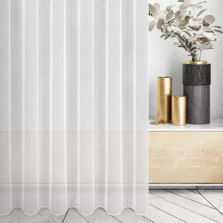 Tkanina firanowa gładka, z delikatnym deszczykiem, wykończona obciążnikiem