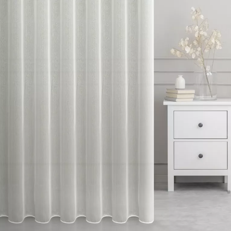 Firana szyta na taśmie 5 cm kremowa z miękkiej tkaniny o lekkim splocie i delikatnym połysku, wykończona obciążnikiem