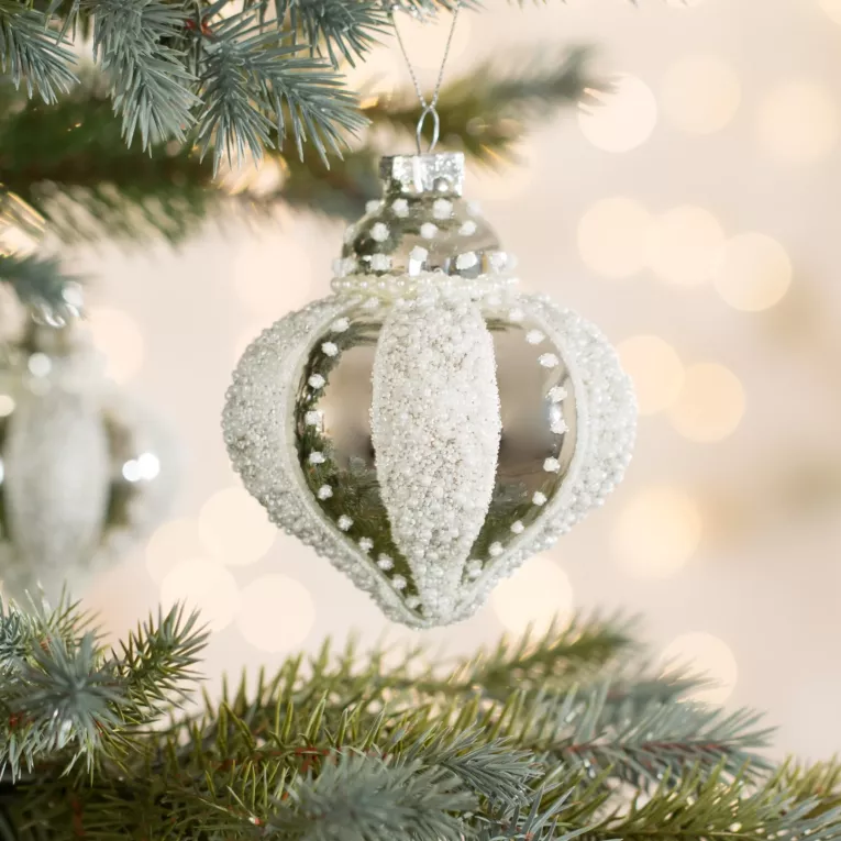 Szklana bombka ręcznie zdobiona drobnymi koralikami