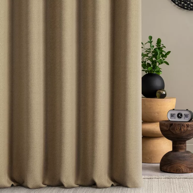 Zasłona szyta na flexach brązowa z tkaniny z jodełkowym wzorem geometrycznym