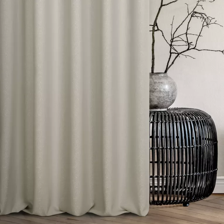 Zasłona szyta na taśmie 5 cm szara z tkaniny z dodatkiem połyskującej nici, z widocznym ozdobnym splotem