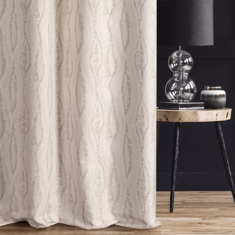 Zasłona szyta na taśmie 5 cm CROWN3 kremowo złocista z eleganckiej tkaniny z nieregularnym wzorem i delikatnie błyszczącą nicią