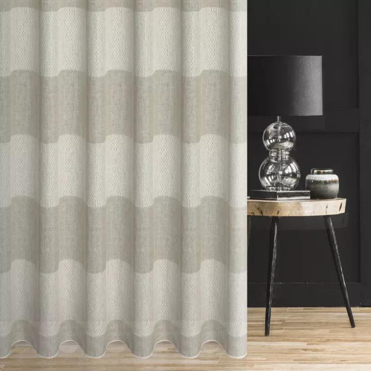 Firana szyta na taśmie 5 cm beżowa z matowej tkaniny przeszywana błyszczącą nicią