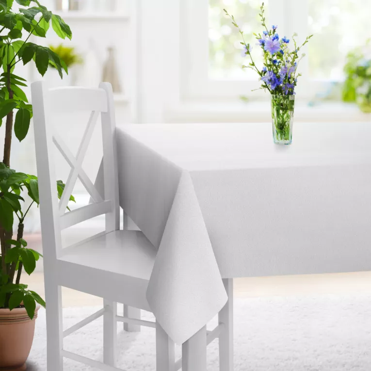 Obrus szyty biały z tkaniny z efektem deszczyku i lekkim połyskiem, wykończona obciążnikiem