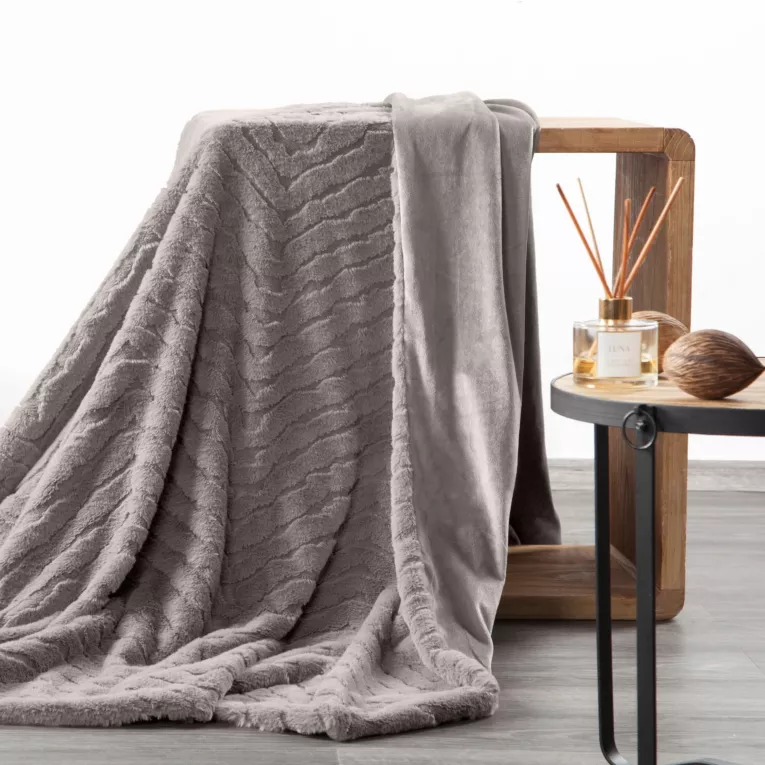 Koc 150x200 cm srebrny, z miękkiej tkaniny futerkowej z efektem 3D KATE