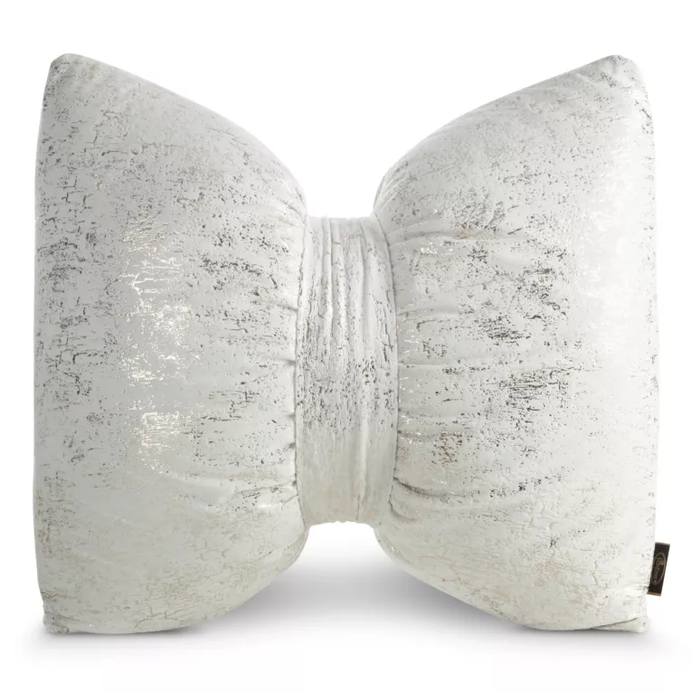 Poduszka 45x55 cm welwetowa kolor kremowy w kształcie kokardy z przecieranym lśniącym wzorem KODARDA 1