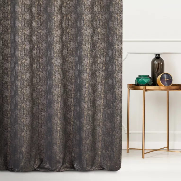 Zasłona szyta na tunelu grafitowo złocista z tkaniny z wzorem w formie przecierki na błyszczącym tle Pierre Cardin