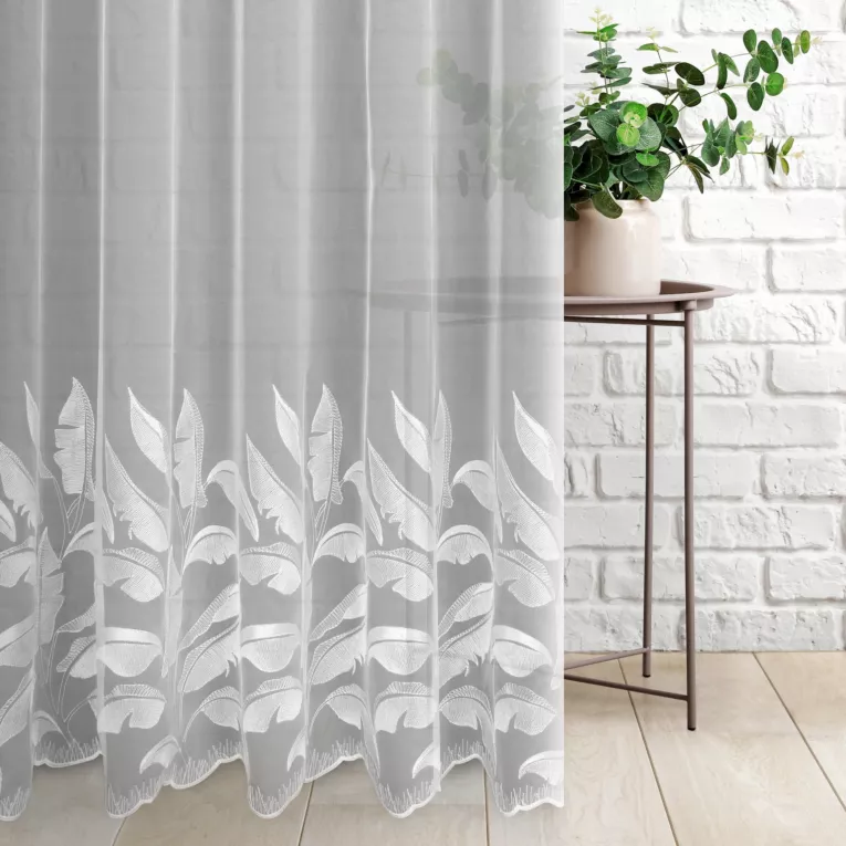 Firana szyta na taśmie 5 cm biała z delikatnej, lekkiej tkaniny typu PERU matowe, ozdobionej eleganckim haftowanym wzorem w liście