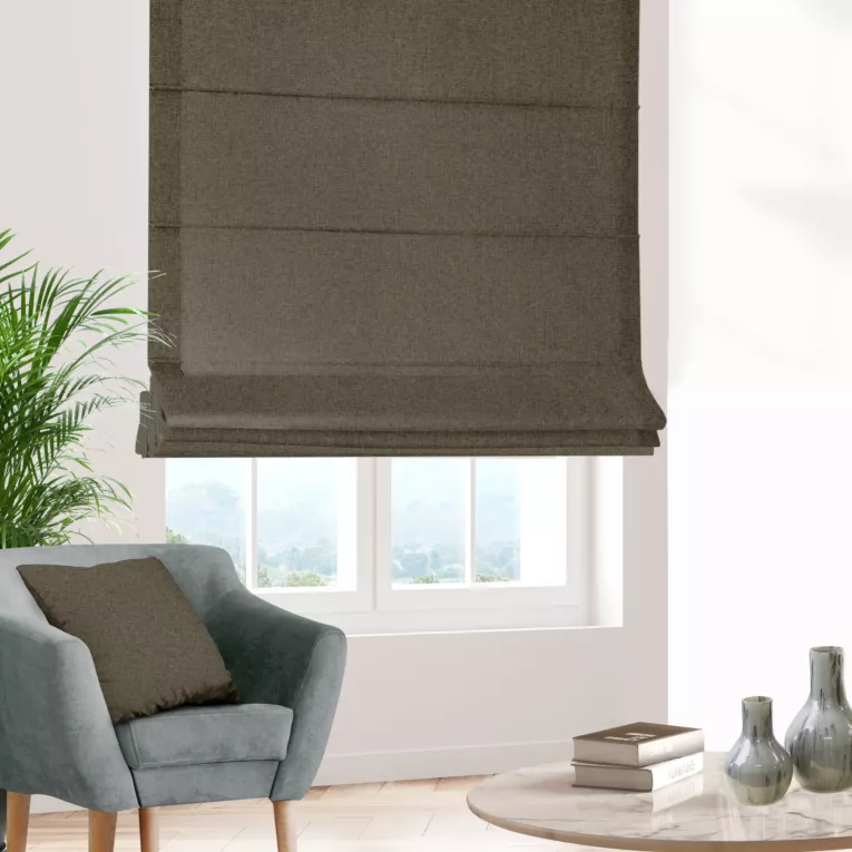 Roleta rzymska oliwkowa z tkaniny trudnopalnej, zaciemniającej, typu blackout z efektem melanżu