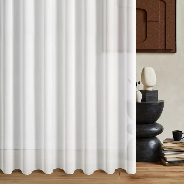 Firana szyta na taśmie 5 cm beżowa z gładkiej tkaniny z połyskiem, wykończona obciążnikiem