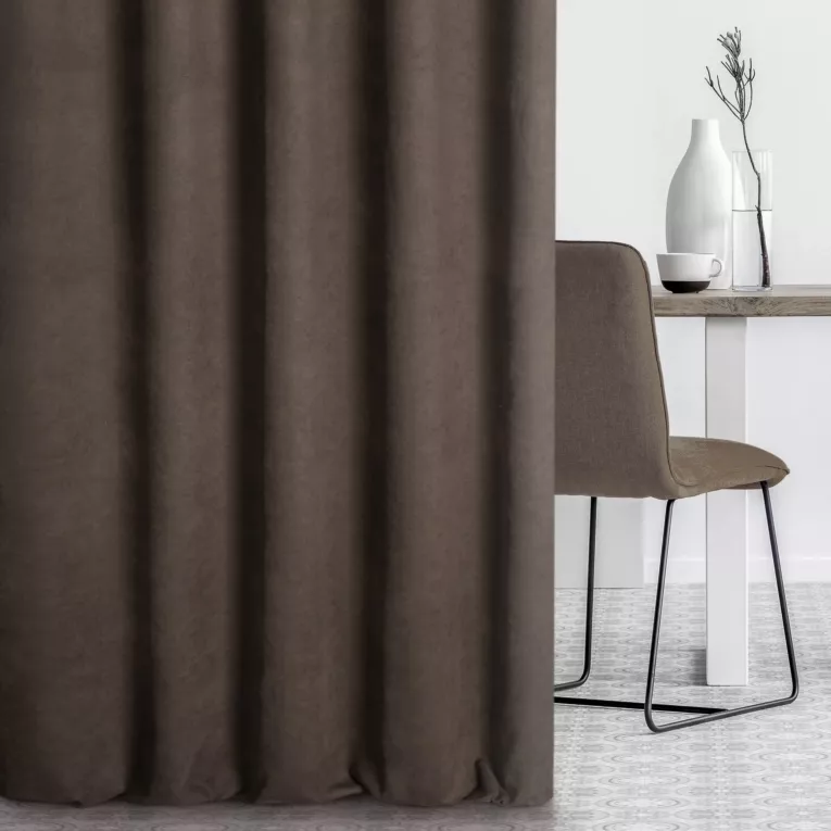Zasłona szyta na taśmie 5 cm DORA - HIT brązowa z miękkiej tkaniny o welurowej strukturze