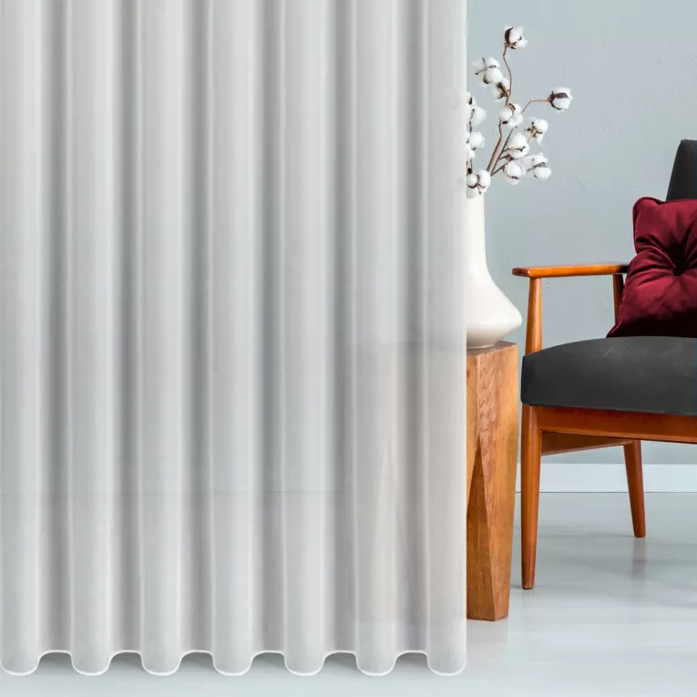 Firana szyta na taśmie 5 cm kremowa z półprzezroczystej tkaniny o perłowym połysku, wykończonej obciążnikiem