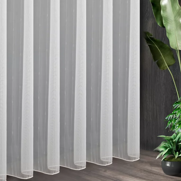 Tkanina firanowa  o strukturze drobnej, gładkiej siateczki z rysunkiem subtelnych pionowych paseczków zakończona szwem obciążającym