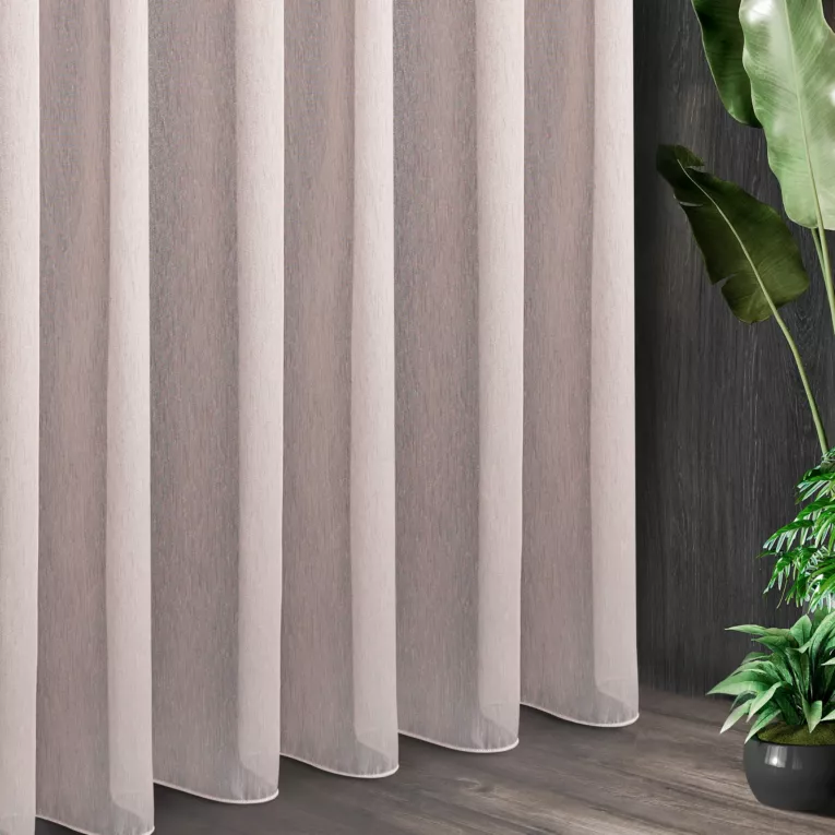 Tkanina firanowa, gładka, uniwersalna baza, z subtelnym połyskiem, z efektem deszczyku wykończona obciążnikiem