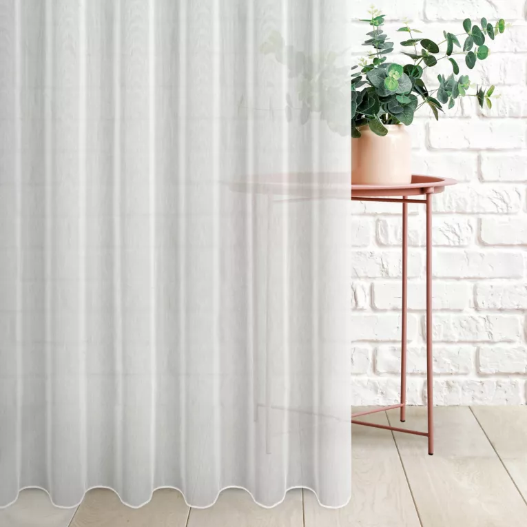 Firana szyta na taśmie 5 cm kremowa z delikatnej i miękkiej w dotyku tkaniny, wykończonej obciążnikiem