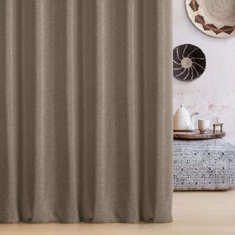 Zasłona szyta na taśmie 5 cm brązowa o naturalnym charakterze, z widocznym, ozdobnym splotem