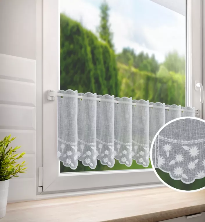 Tkanina firanowa zazdrostka z etaminy zdobiona haftem drobnych kwiatów