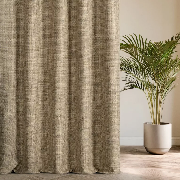 Zasłona szyta na taśmie 5 cm jasnobrązowa z tkaniny o grubym splocie z efektem melanżu