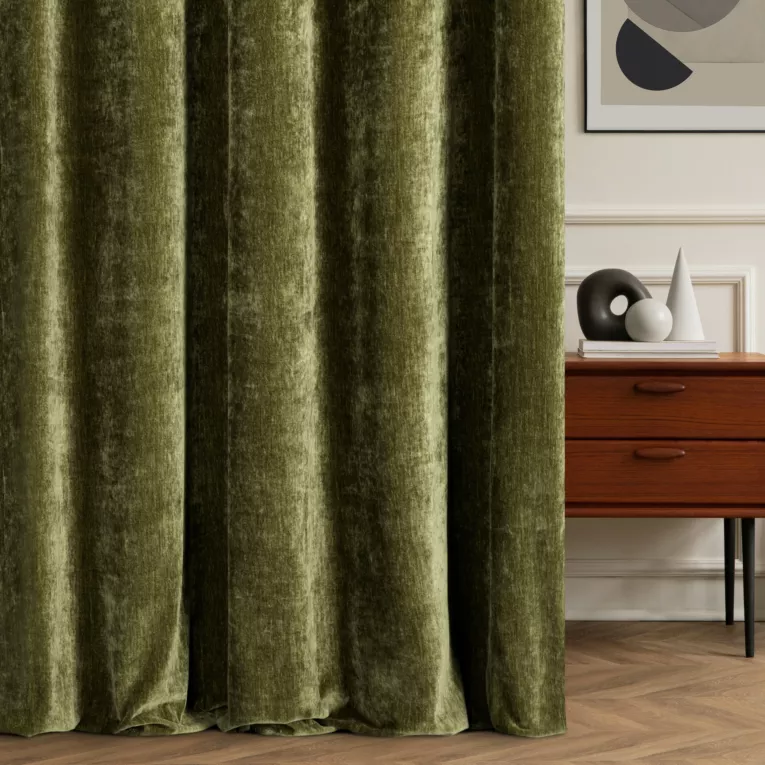 Zasłona szyta na taśmie 5 cm zielona z miękkiej w dotyku tkaniny szenilowej