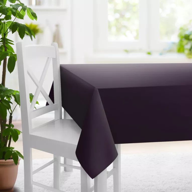Obrus szyty fioletowy z tkaniny trudnopalnej, zaciemniającej, typu blackout