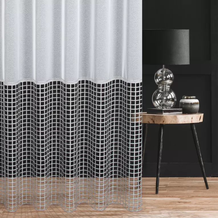 Firana szyta na taśmie 5 cm biało srebrna z matowej markizety zdobionej geometryczną aplikacją w stylu luźnej siatki